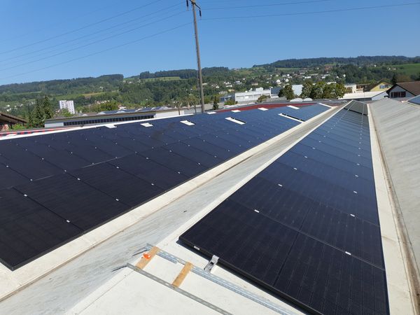 PV-Anlage auf langem Satteldach