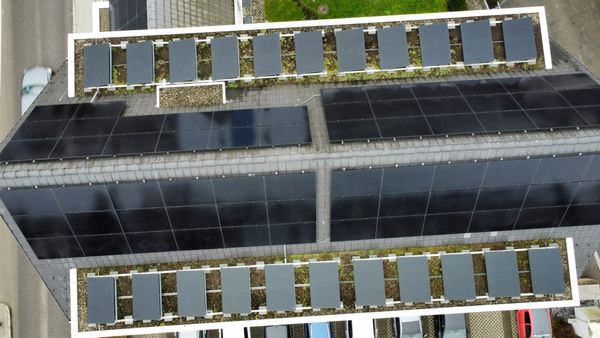 Luftaufnahme Flachdach mit PV-Anlage