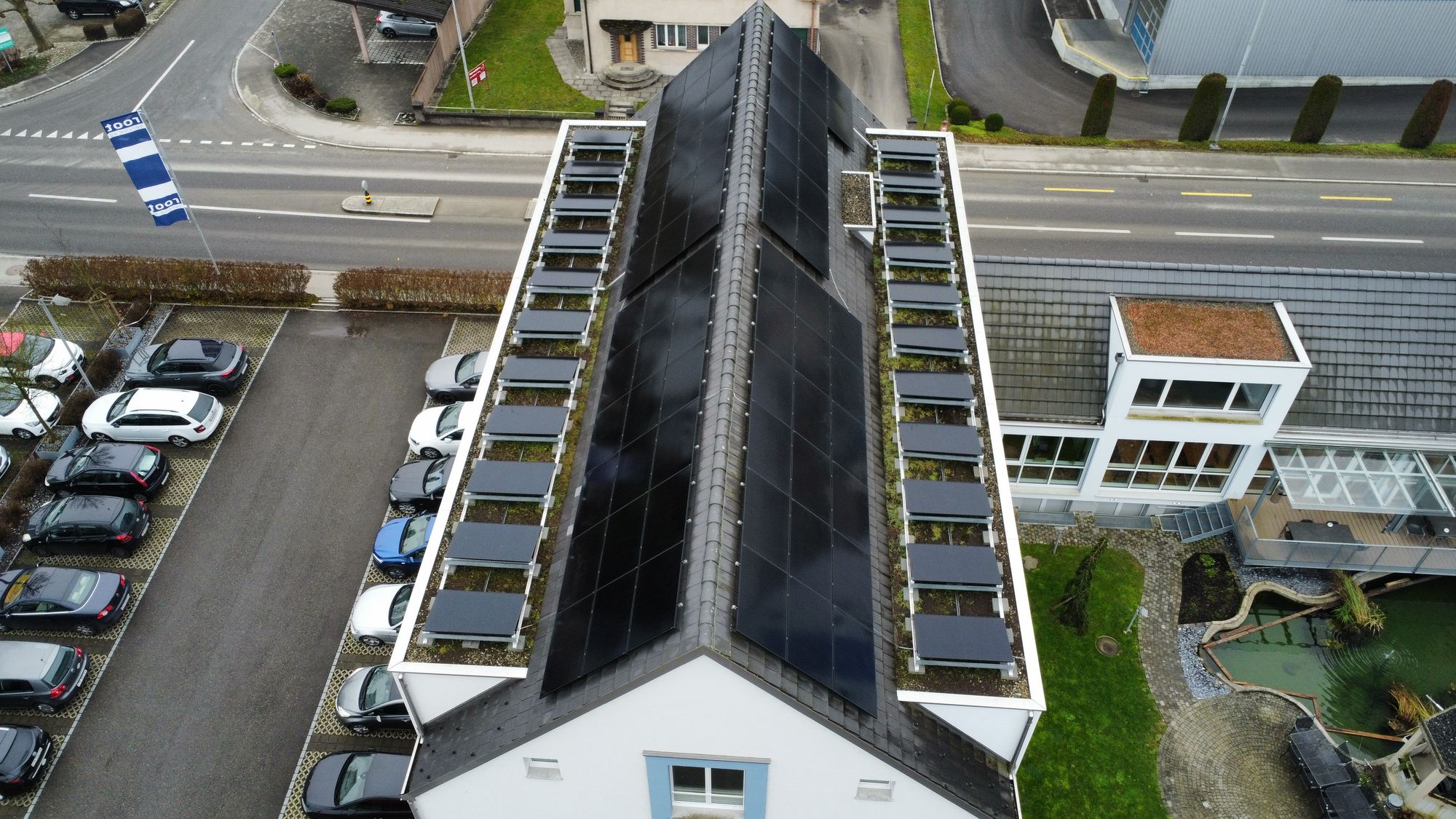 Luftaufnahme einer Photovoltaikanlage auf einem Schrägdach