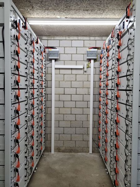 Speicherraum mit Batterieregalen