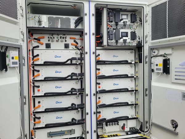 Geöffneter Batterieschrank