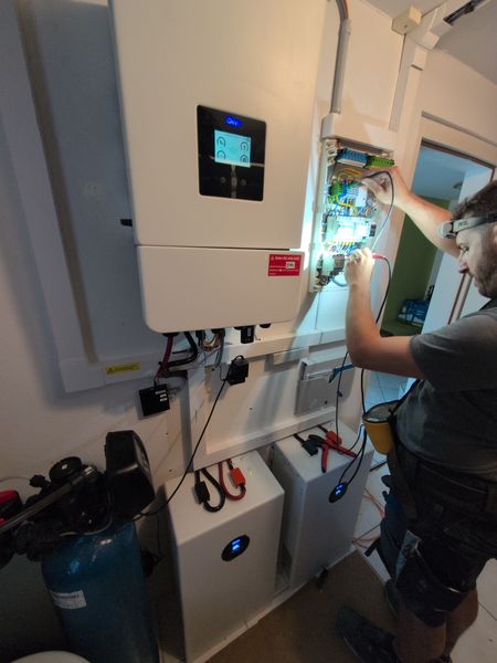 Elektriker bei der Installation